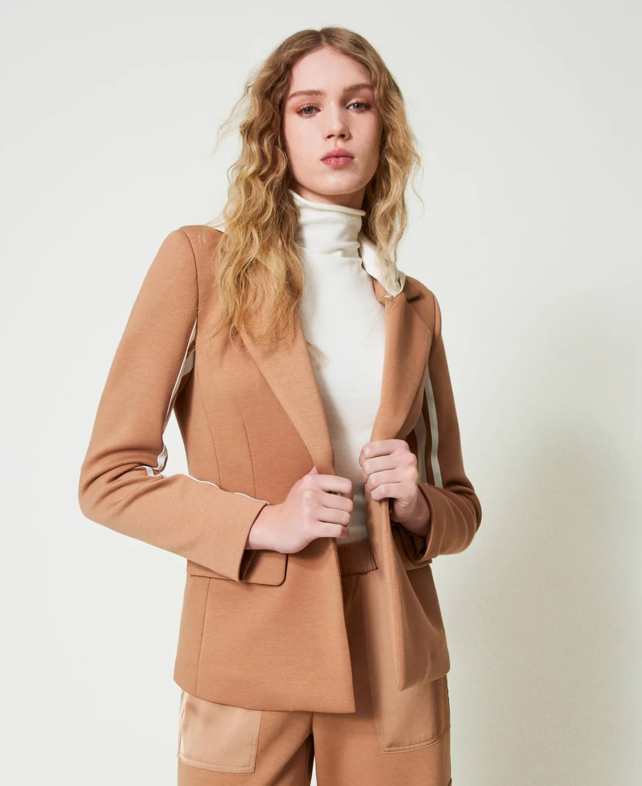 blazer_en_scuba_avec_capu_0.webp Blousons Et Doudounes | Blazers*TWINSET Milano Blazer En Scuba Avec Capuche Bicolore Caramel Camel/Nacre
