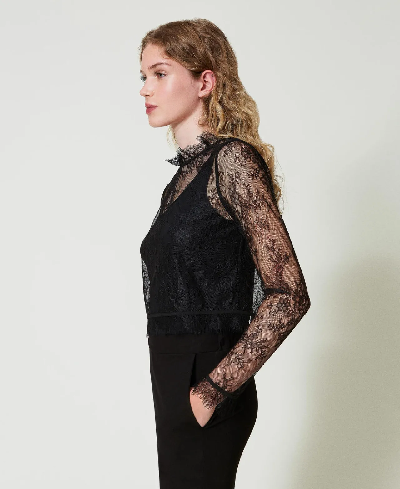 blouse_cropped_en_dentell_0.webp Blouses Et Chemises*TWINSET Milano Blouse Cropped En Dentelle Avec Top Noir