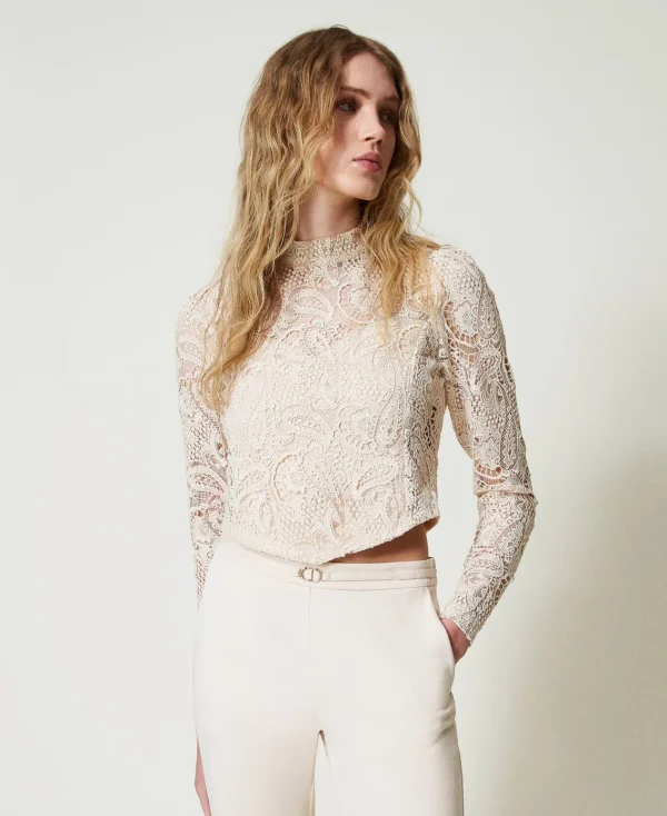 blouse_cropped_en_dentell_2-1.webp Blouses Et Chemises*TWINSET Milano Blouse Cropped En Dentelle Macramé Blanc « Old White »