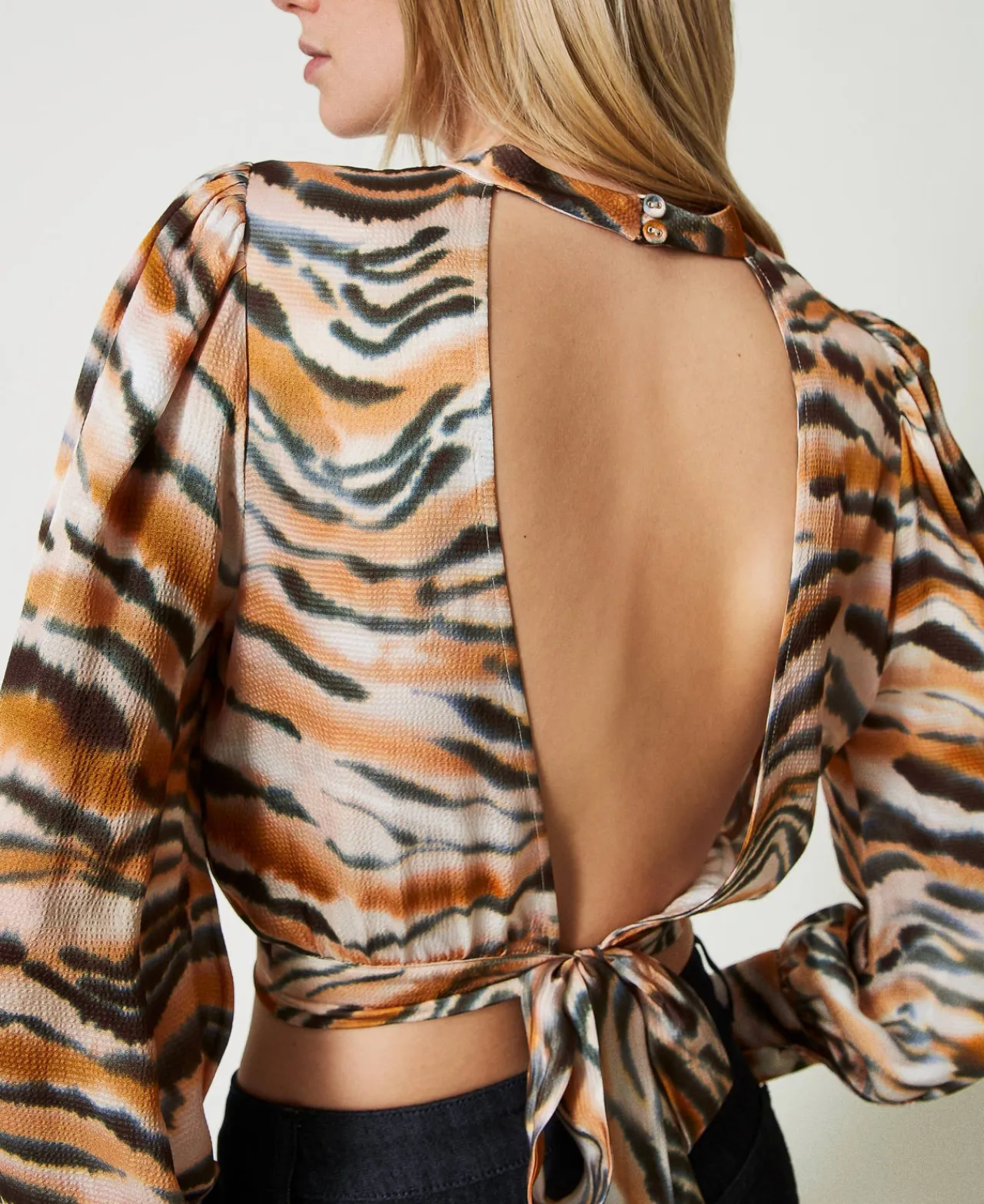 blouse_cropped_en_satin_a_0.webp Blouses Et Chemises*TWINSET Milano Blouse Cropped En Satin Animalier Imprimé Tigre Orange « Tanné »/Noir