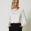 blouse_en_crpe_avec_brode_0.webp Blouses Et Chemises*TWINSET Milano Blouse En Crêpe Avec Broderie Florale Blanc « White Cream »