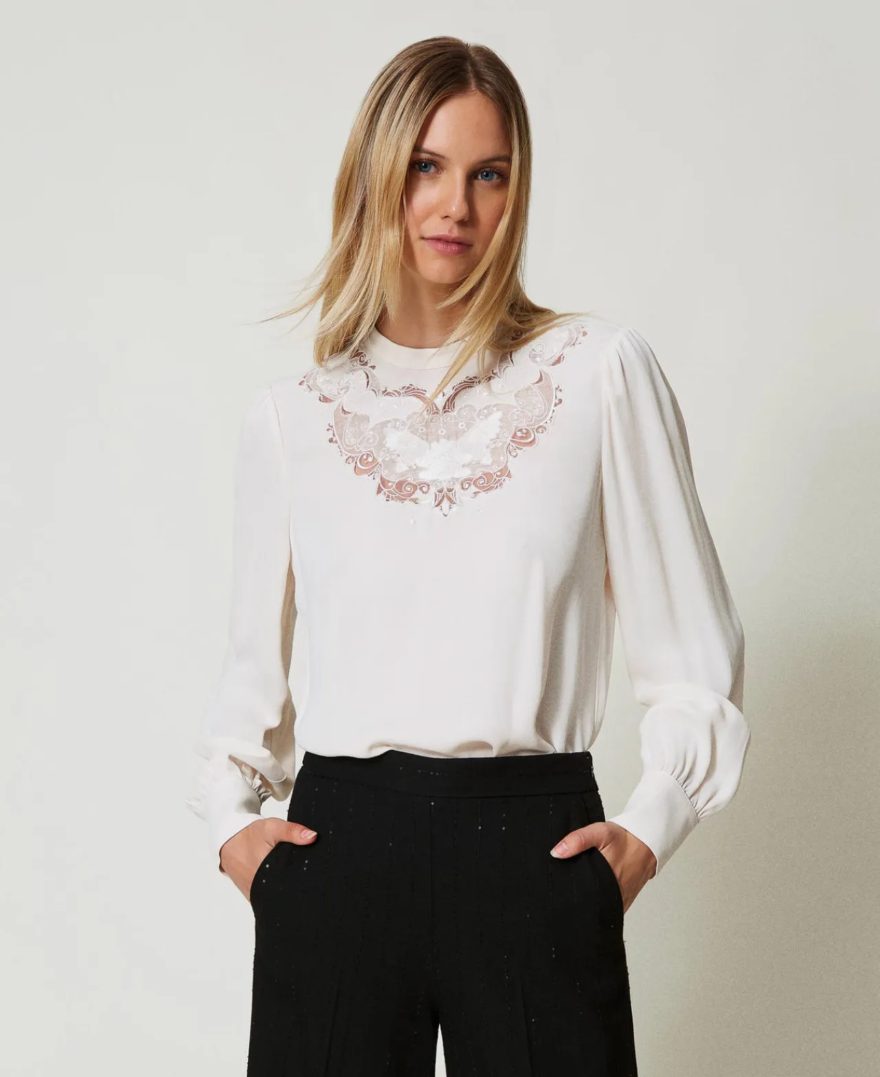 blouse_en_crpe_avec_brode_0.webp Blouses Et Chemises*TWINSET Milano Blouse En Crêpe Avec Broderie Florale Blanc « White Cream »