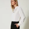 blouse_en_crpe_avec_brode_2.webp Blouses Et Chemises*TWINSET Milano Blouse En Crêpe Avec Broderie Florale Blanc « White Cream »