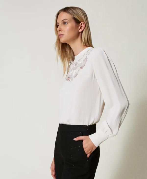 blouse_en_crpe_avec_brode_2.webp Blouses Et Chemises*TWINSET Milano Blouse En Crêpe Avec Broderie Florale Blanc « White Cream »