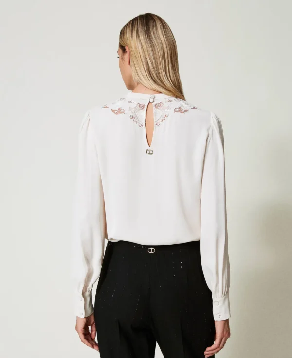 blouse_en_crpe_avec_brode_3.webp Blouses Et Chemises*TWINSET Milano Blouse En Crêpe Avec Broderie Florale Blanc « White Cream »
