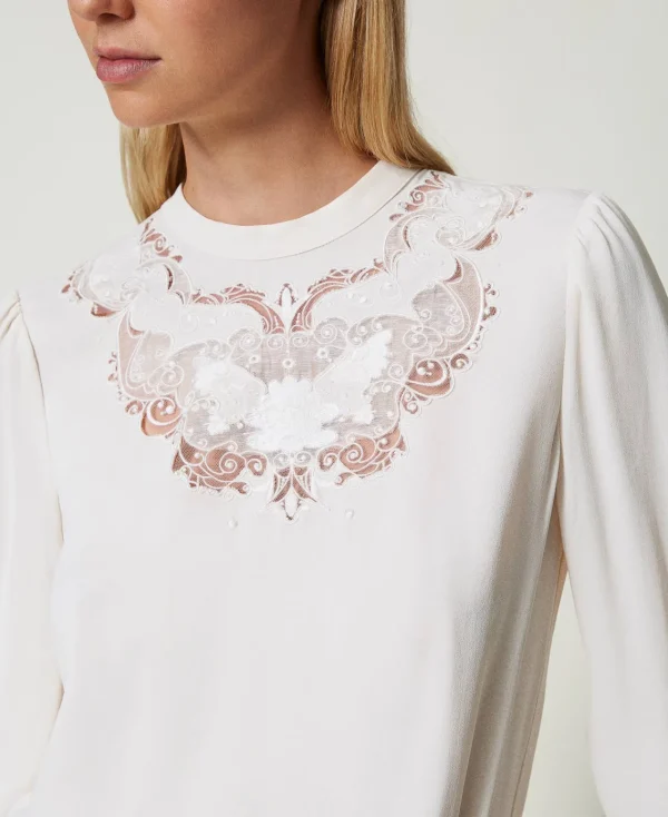 blouse_en_crpe_avec_brode_4.webp Blouses Et Chemises*TWINSET Milano Blouse En Crêpe Avec Broderie Florale Blanc « White Cream »