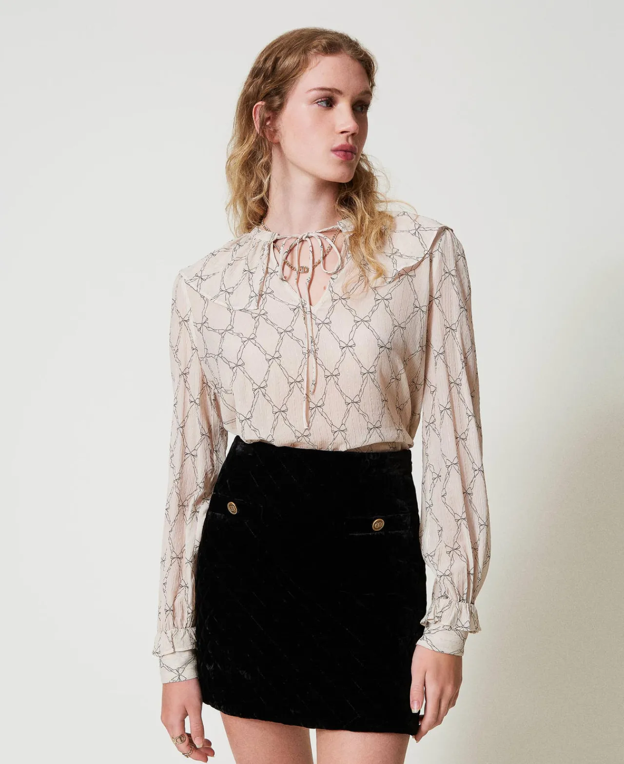 blouse_en_crpon_avec_impr_0-1.webp Blouses Et Chemises*TWINSET Milano Blouse En Crépon Avec Imprimé Nœuds Imprimé Nœuds Blanc « White Cream »/Noir
