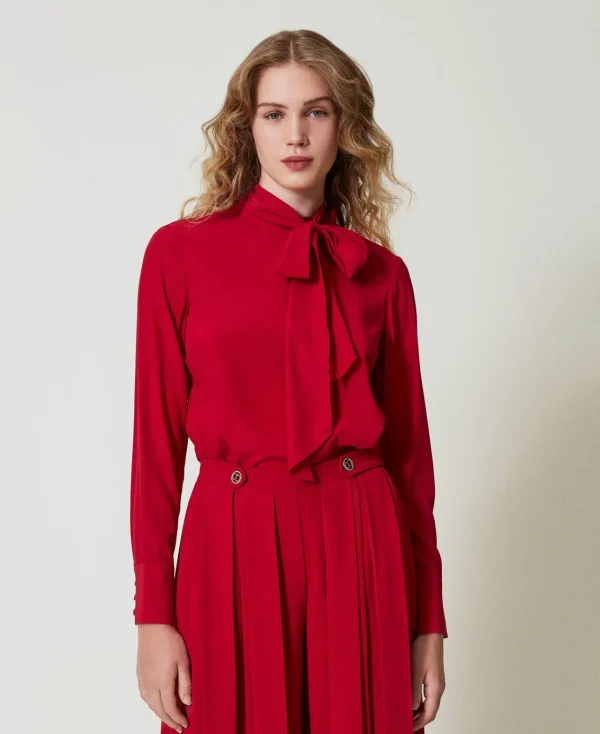 blouse_en_soie_mlange_ave_0.webp Blouses Et Chemises*TWINSET Milano Blouse En Soie Mélangée Avec Nœud Rouge Vénitien