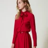 blouse_en_soie_mlange_ave_2.webp Blouses Et Chemises*TWINSET Milano Blouse En Soie Mélangée Avec Nœud Rouge Vénitien