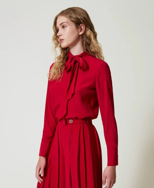 blouse_en_soie_mlange_ave_2.webp Blouses Et Chemises*TWINSET Milano Blouse En Soie Mélangée Avec Nœud Rouge Vénitien
