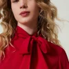 blouse_en_soie_mlange_ave_4.webp Blouses Et Chemises*TWINSET Milano Blouse En Soie Mélangée Avec Nœud Rouge Vénitien