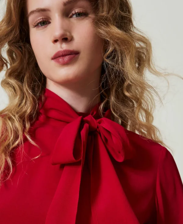 blouse_en_soie_mlange_ave_4.webp Blouses Et Chemises*TWINSET Milano Blouse En Soie Mélangée Avec Nœud Rouge Vénitien