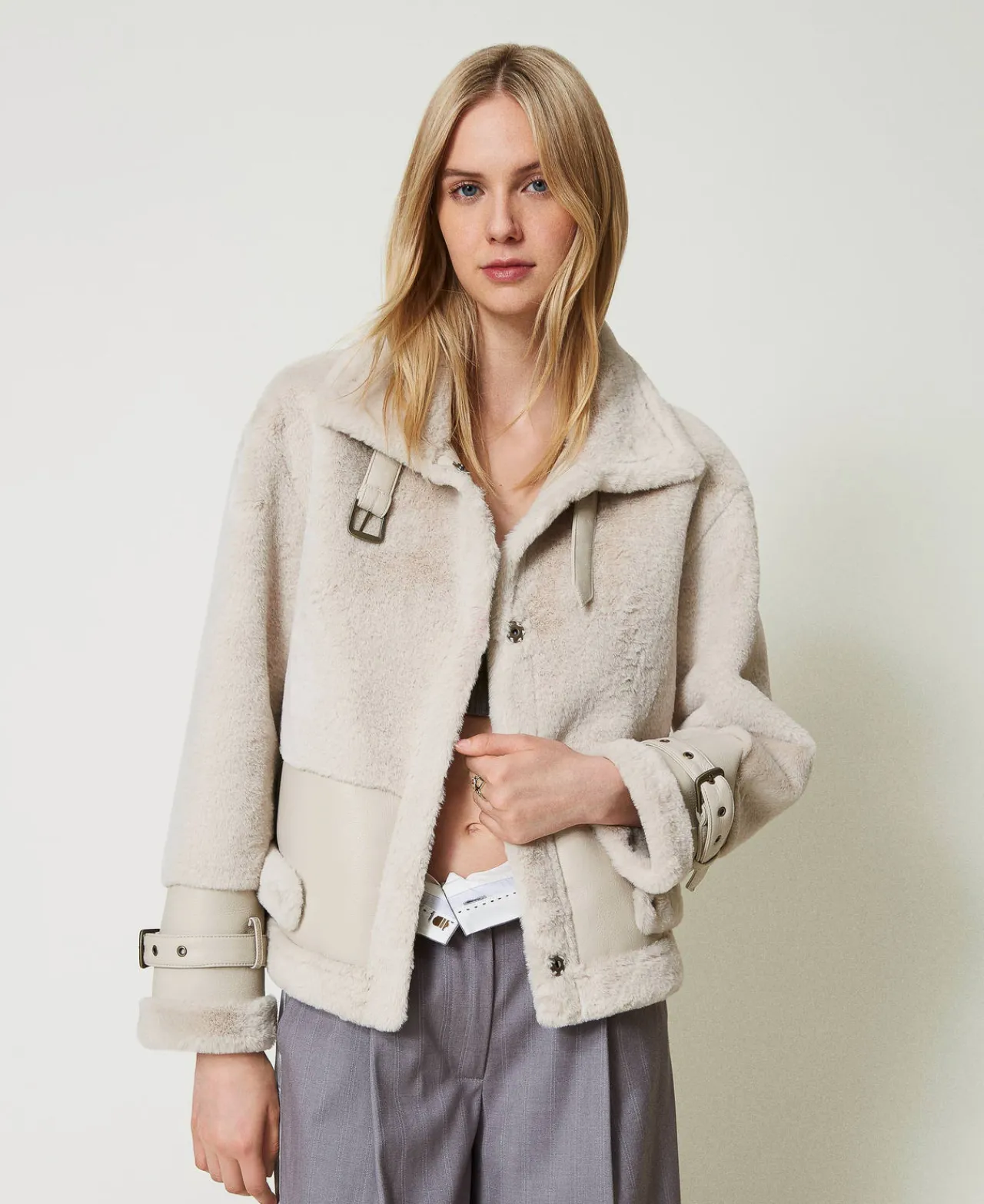 blouson_en_fausse_fourrur_0.webp Blousons Et Doudounes*TWINSET Milano Blouson En Fausse Fourrure Avec Brides Blanc « Old White »