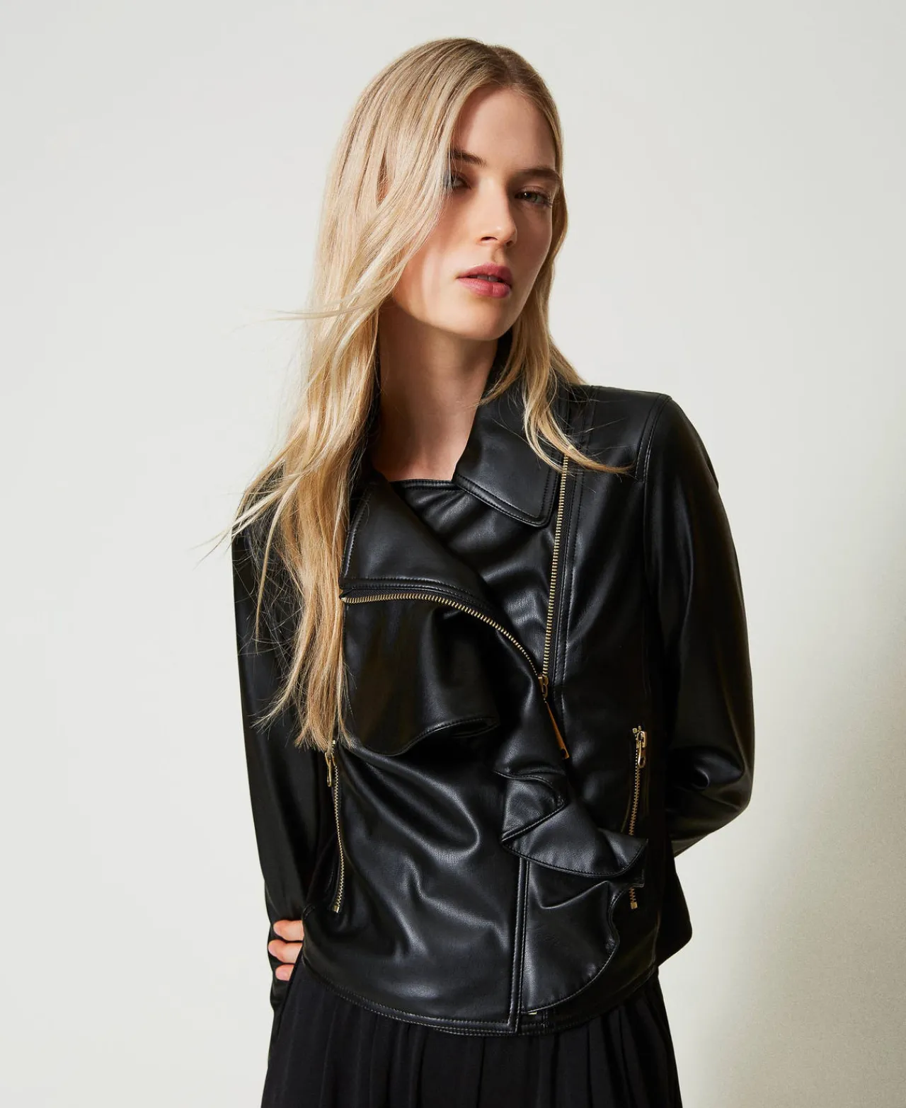 blouson_perfecto_effet_cu_0.webp Blousons Et Doudounes*TWINSET Milano Blouson Perfecto Effet Cuir Avec Volant Noir