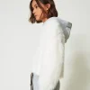 bomber_myfo_en_maille_ave_3.webp Blousons Et Doudounes*TWINSET Milano Bomber MYFO En Maille Avec Capuche Blanc Neige