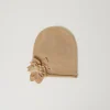 bonnet_en_maille_avec_bro_0-2.webp Chapeaux*TWINSET Milano Bonnet En Maille Avec Broche Florale Beige « Sesame »