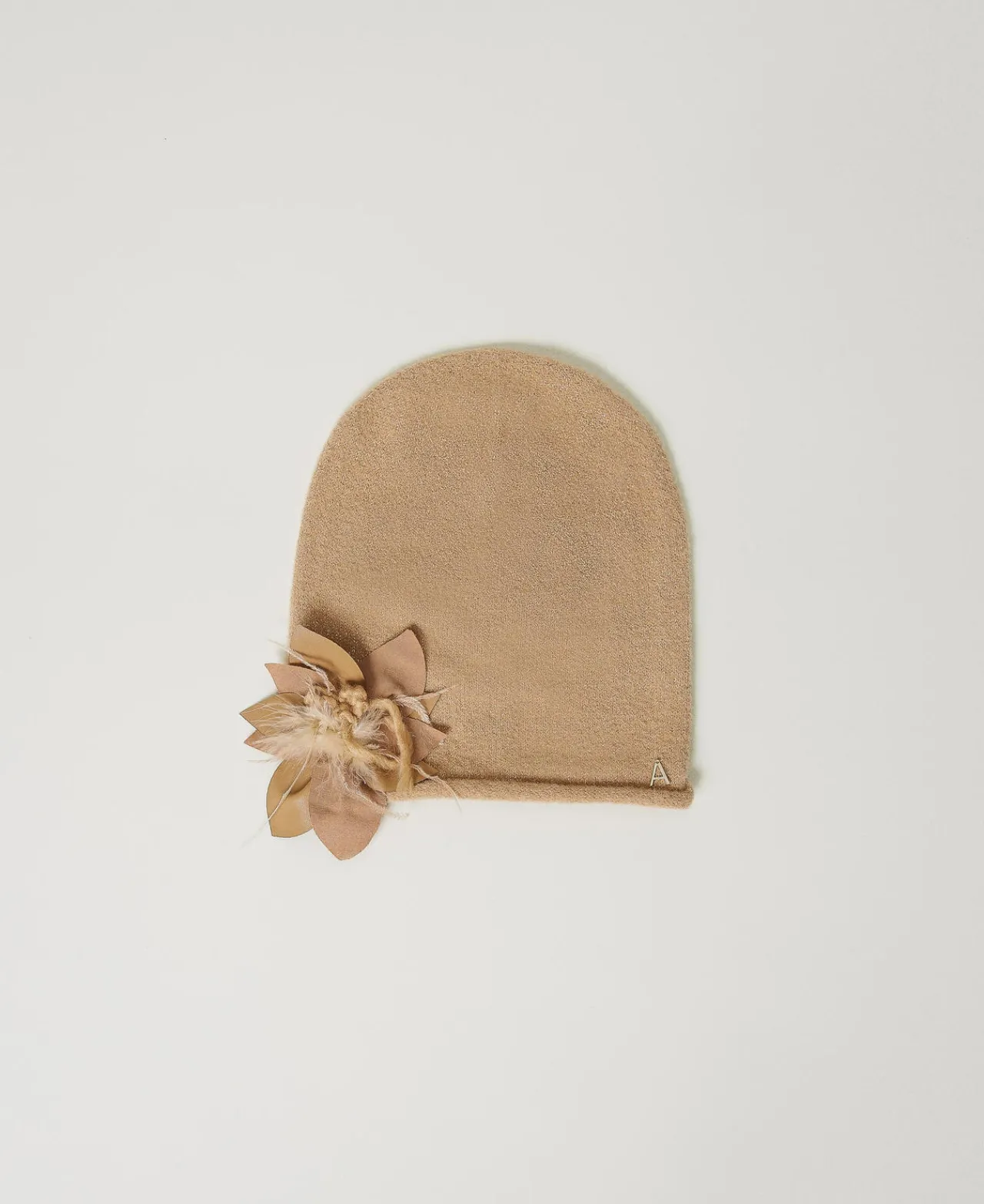 bonnet_en_maille_avec_bro_0-2.webp Chapeaux*TWINSET Milano Bonnet En Maille Avec Broche Florale Beige « Sesame »