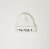 bonnet_en_maille_avec_bro_0-3.webp Accessoires*TWINSET Milano Bonnet En Maille Avec Broderie Siglée Off White