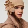 bonnet_en_maille_avec_bro_1-2.webp Chapeaux*TWINSET Milano Bonnet En Maille Avec Broche Florale Beige « Sesame »