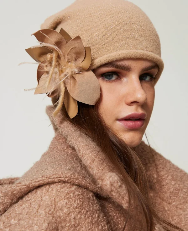 bonnet_en_maille_avec_bro_1-2.webp Chapeaux*TWINSET Milano Bonnet En Maille Avec Broche Florale Beige « Sesame »