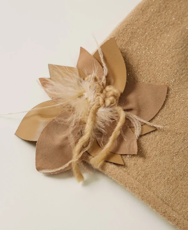 bonnet_en_maille_avec_bro_2-2.webp Chapeaux*TWINSET Milano Bonnet En Maille Avec Broche Florale Beige « Sesame »