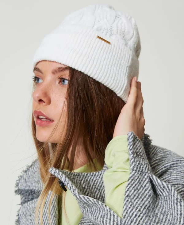 bonnet_en_maille_torsade_1.webp Chapeaux*TWINSET Milano Bonnet En Maille Torsadée Nacre