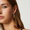 boucles_doreilles_avec_ch_1.webp Bijoux*TWINSET Milano Boucles D’oreilles Avec Chaîne Oval T Et Strass New Gold