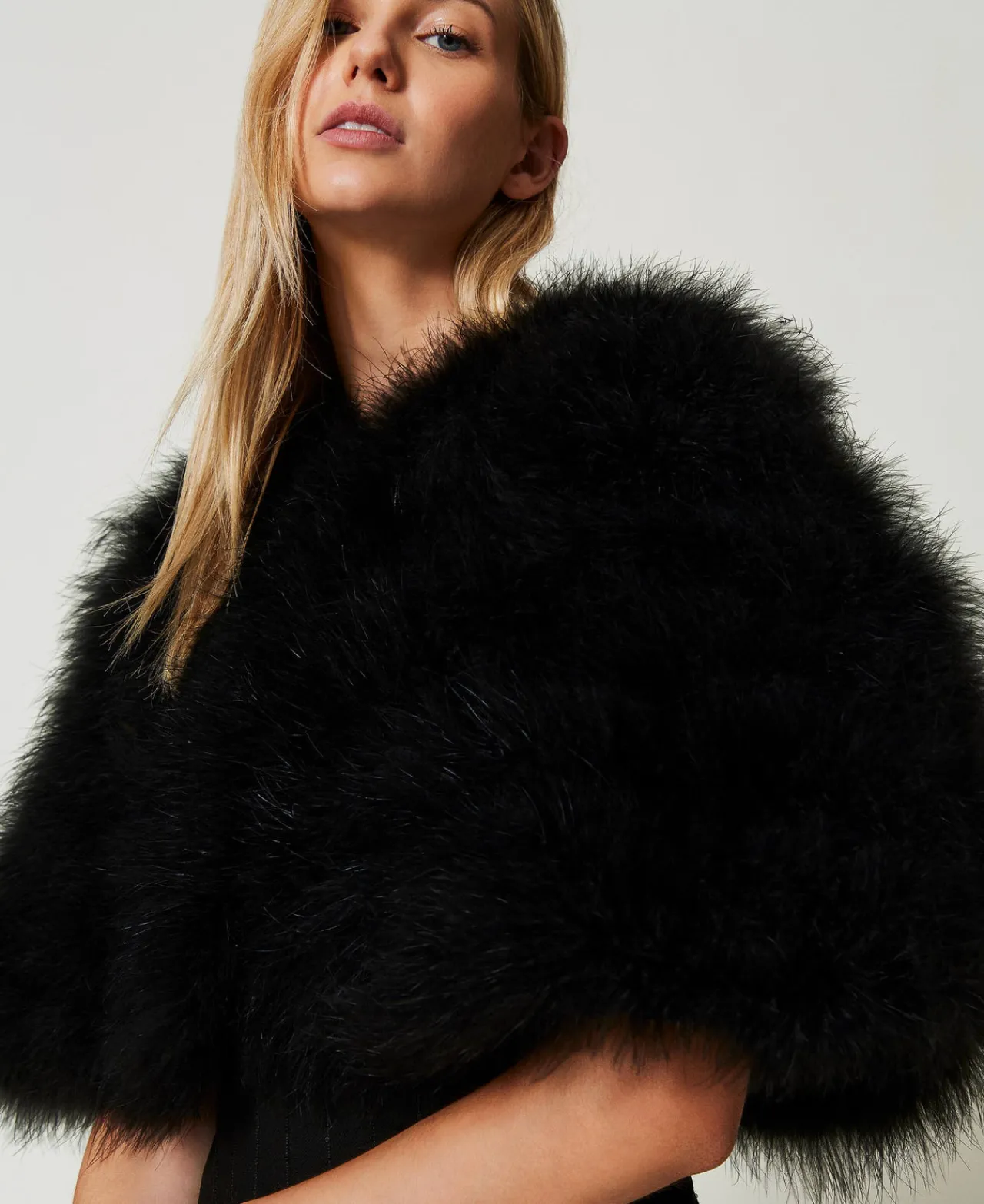 cape_courte_avec_plumes_0.webp Blousons Et Doudounes*TWINSET Milano Cape Courte Avec Plumes Noir