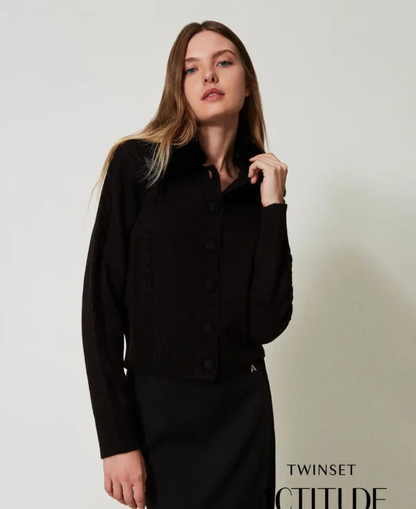 cardigan_court_avec_col_e_0.webp Pulls Et Cardigans*TWINSET Milano Cardigan Court Avec Col En Fausse Fourrure Noir