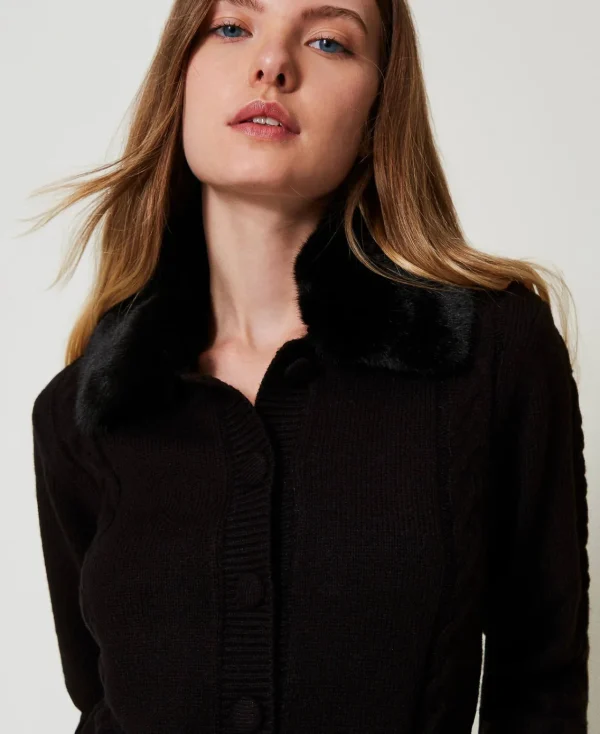 cardigan_court_avec_col_e_4.webp Pulls Et Cardigans*TWINSET Milano Cardigan Court Avec Col En Fausse Fourrure Noir
