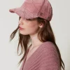 casquette_de_baseball_en__1.webp Chapeaux*TWINSET Milano Casquette De Baseball En Velours Avec Oval T Rose « Chocolate Ruby »