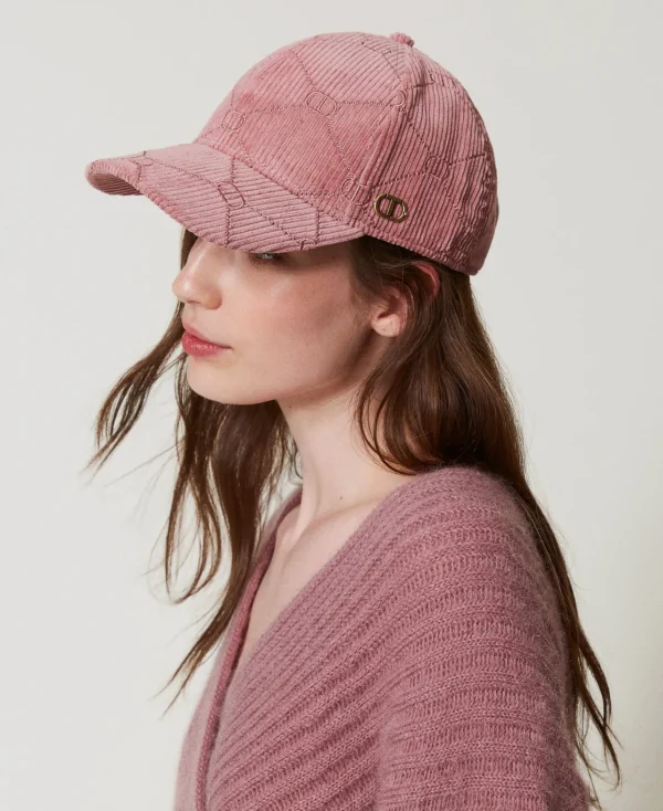 casquette_de_baseball_en__1.webp Chapeaux*TWINSET Milano Casquette De Baseball En Velours Avec Oval T Rose « Chocolate Ruby »