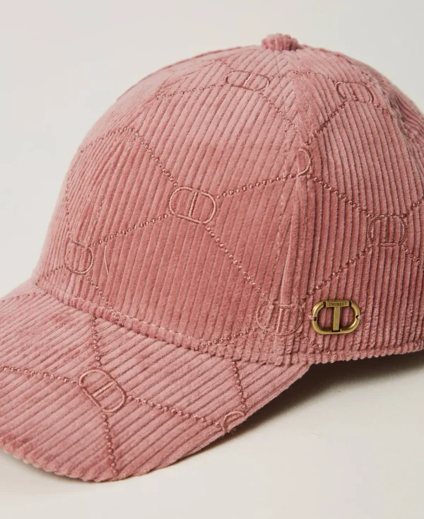 casquette_de_baseball_en__2.webp Chapeaux*TWINSET Milano Casquette De Baseball En Velours Avec Oval T Rose « Chocolate Ruby »