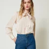 chemise_en_satin_avec_nud_0.webp Blouses Et Chemises*TWINSET Milano Chemise En Satin Avec Nœud Blanc « Old White »