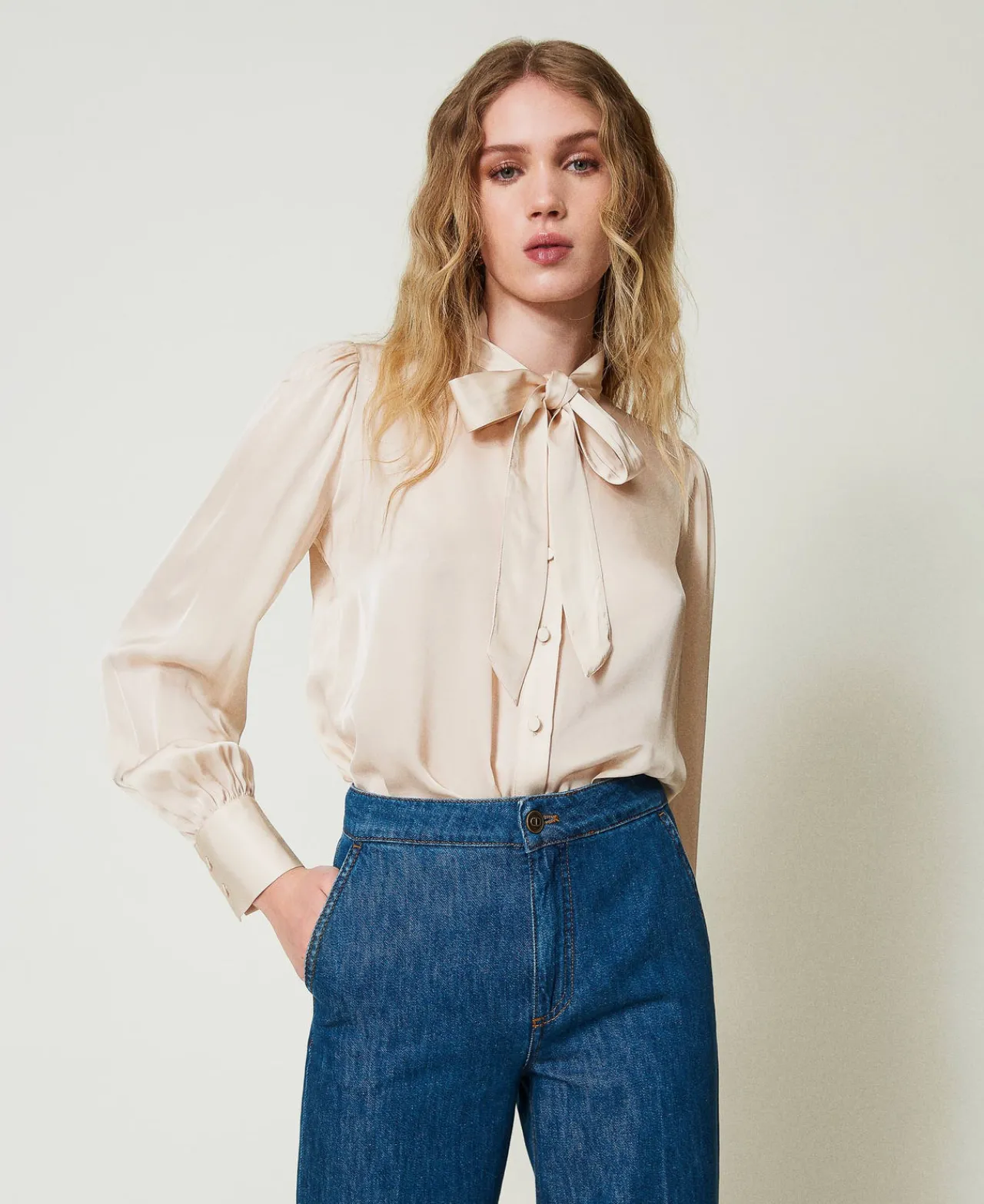 chemise_en_satin_avec_nud_0.webp Blouses Et Chemises*TWINSET Milano Chemise En Satin Avec Nœud Blanc « Old White »