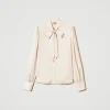 chemise_en_satin_avec_nud_1.webp Blouses Et Chemises*TWINSET Milano Chemise En Satin Avec Nœud Blanc « Old White »