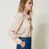 chemise_en_satin_avec_nud_2.webp Blouses Et Chemises*TWINSET Milano Chemise En Satin Avec Nœud Blanc « Old White »