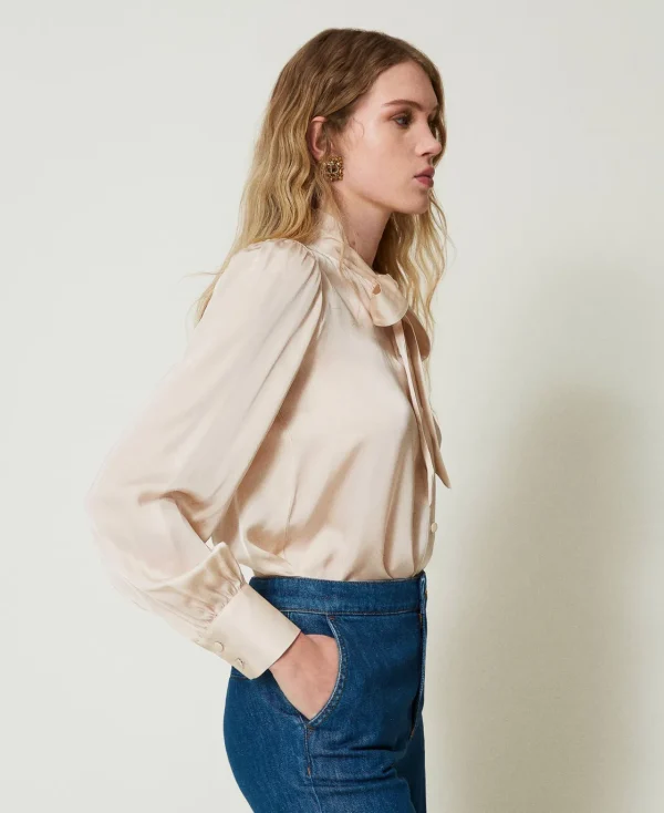 chemise_en_satin_avec_nud_2.webp Blouses Et Chemises*TWINSET Milano Chemise En Satin Avec Nœud Blanc « Old White »