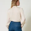 chemise_en_satin_avec_nud_3.webp Blouses Et Chemises*TWINSET Milano Chemise En Satin Avec Nœud Blanc « Old White »