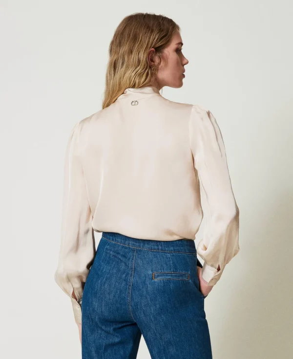 chemise_en_satin_avec_nud_3.webp Blouses Et Chemises*TWINSET Milano Chemise En Satin Avec Nœud Blanc « Old White »