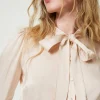 chemise_en_satin_avec_nud_4.webp Blouses Et Chemises*TWINSET Milano Chemise En Satin Avec Nœud Blanc « Old White »