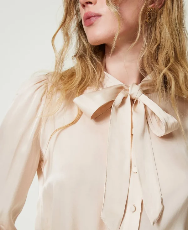 chemise_en_satin_avec_nud_4.webp Blouses Et Chemises*TWINSET Milano Chemise En Satin Avec Nœud Blanc « Old White »