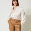 chemise_en_satin_martel_a_0.webp Blouses Et Chemises*TWINSET Milano Chemise En Satin Martelé Avec Ajour Blanc « Old White »