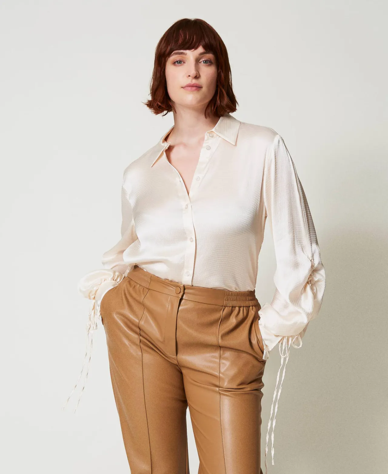 chemise_en_satin_martel_a_0.webp Blouses Et Chemises*TWINSET Milano Chemise En Satin Martelé Avec Ajour Blanc « Old White »