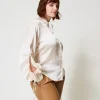 chemise_en_satin_martel_a_2.webp Blouses Et Chemises*TWINSET Milano Chemise En Satin Martelé Avec Ajour Blanc « Old White »