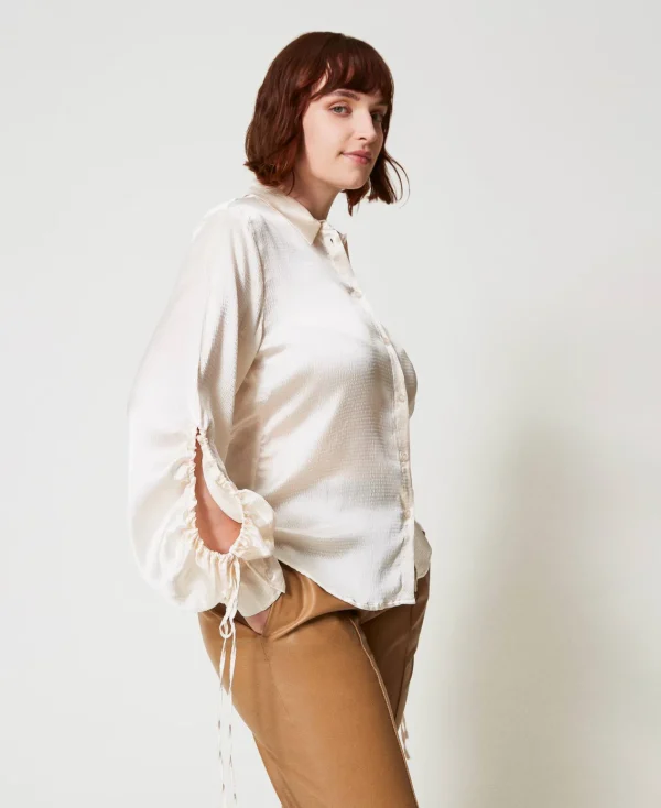chemise_en_satin_martel_a_2.webp Blouses Et Chemises*TWINSET Milano Chemise En Satin Martelé Avec Ajour Blanc « Old White »