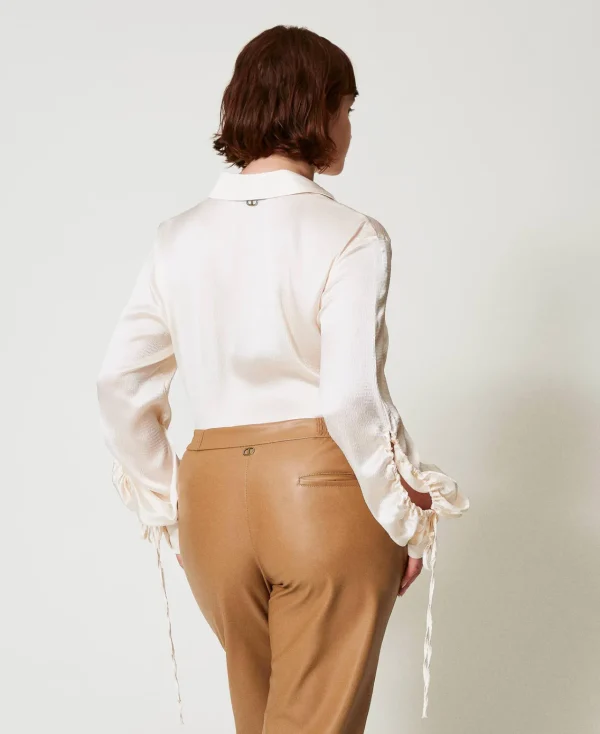 chemise_en_satin_martel_a_3.webp Blouses Et Chemises*TWINSET Milano Chemise En Satin Martelé Avec Ajour Blanc « Old White »
