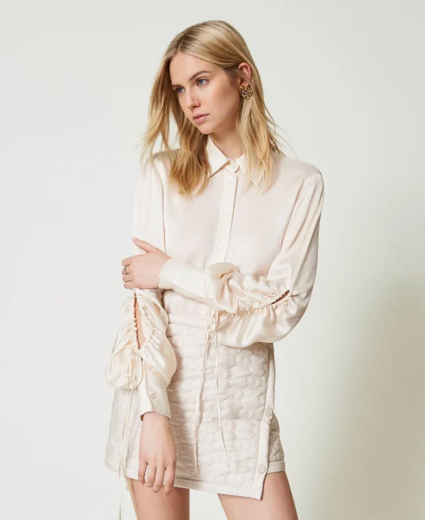 chemise_en_satin_martel_a_4.webp Blouses Et Chemises*TWINSET Milano Chemise En Satin Martelé Avec Ajour Blanc « Old White »