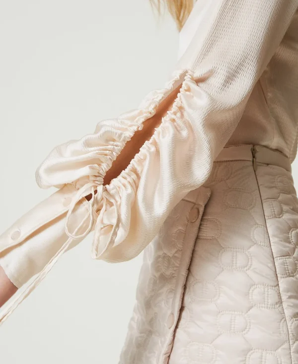 chemise_en_satin_martel_a_6.webp Blouses Et Chemises*TWINSET Milano Chemise En Satin Martelé Avec Ajour Blanc « Old White »