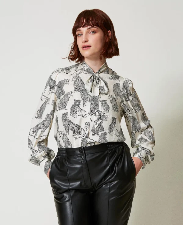 chemise_jacquard_avec_imp_0.webp Blouses Et Chemises*TWINSET Milano Chemise Jacquard Avec Imprimé Jaguar Imprimé Jaguars Noir/Blanc Neige